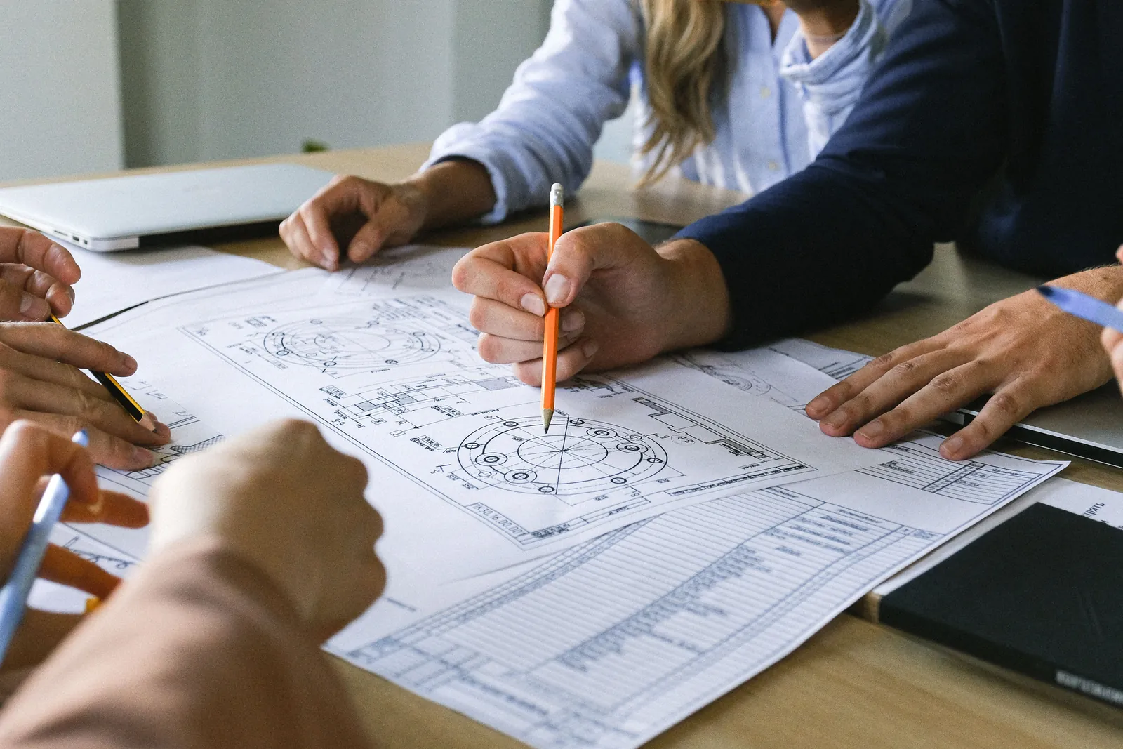 Équipe en revue de plans techniques